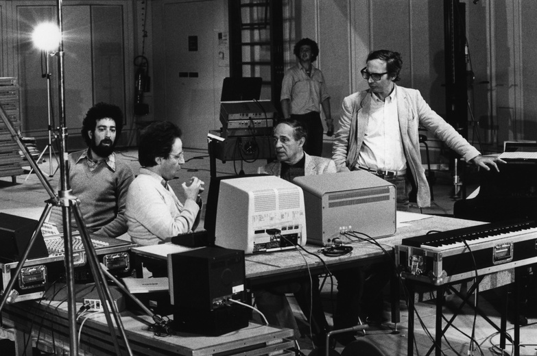 Pierre Boulez avec, de gauche à droite, Didier Arditti, Andrew Gerzso et Giuseppe di Giugno travaillant avec le dispositif électroacoustique pour Répons à l'Espace de projection (1980)  © Fabien Chalhoub